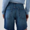 Bermuda en denim ample à taille mi-haute de 8"