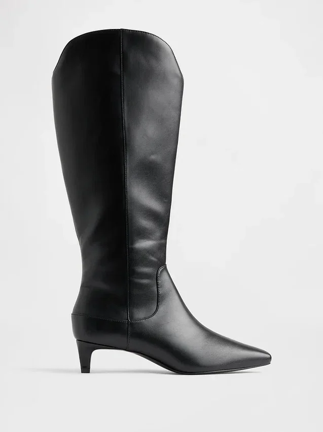 Bottes montant jusqu'aux genoux à talon bas et bout pointu