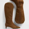 Bottes montant jusqu'aux genoux à talon bas et bout pointu