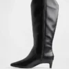 Bottes montant jusqu'aux genoux à talon bas et bout pointu