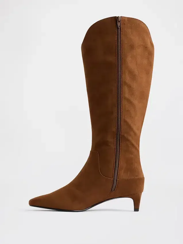 Bottes montant jusqu'aux genoux à talon bas et bout pointu