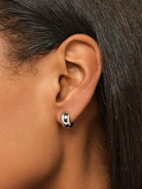 Boucles d’oreilles créoles audacieuses en argent Ana Luisa Guilia