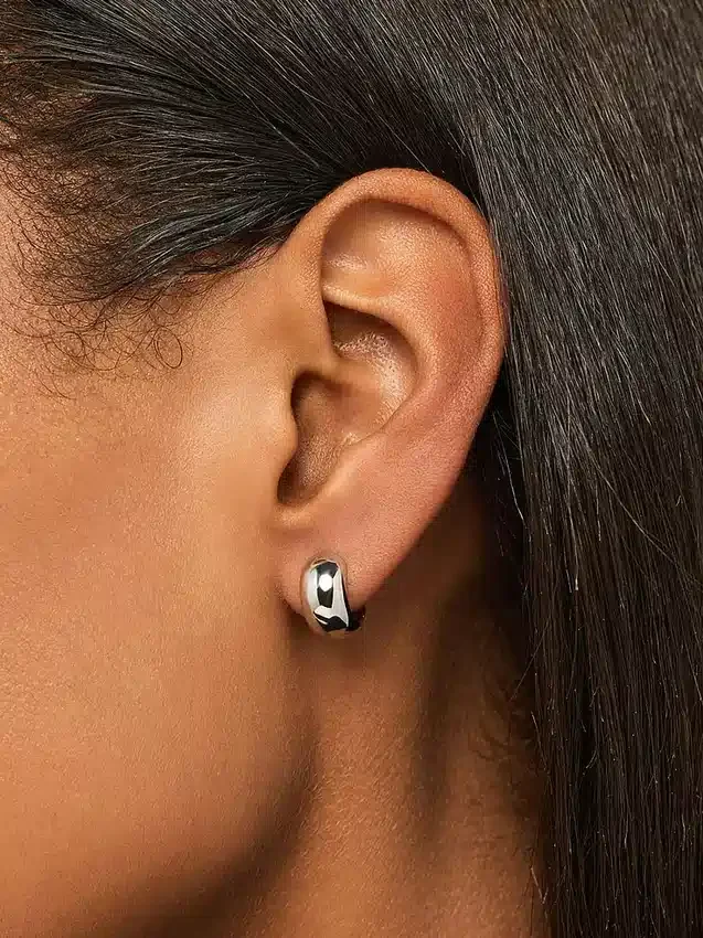 Boucles d’oreilles créoles audacieuses en argent Ana Luisa Guilia