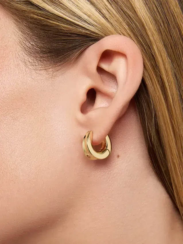 Boucles d’oreilles créoles « Huggie » Mini d’Ana Luisa Wade