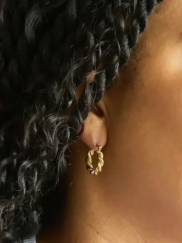 Boucles d’oreilles créoles ovales torsadées en or Admiral Row