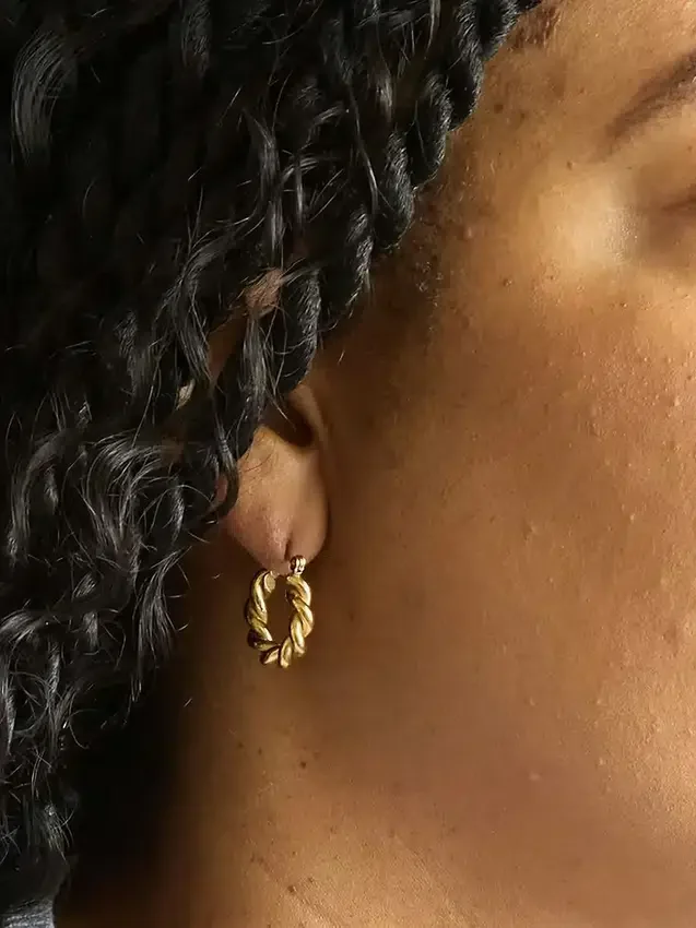 Boucles d’oreilles créoles ovales torsadées en or Admiral Row