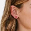 Boucles d’oreilles à vis « Fleur rose vif » de Pierced Co