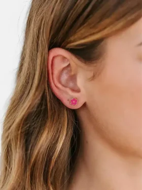 Boucles d’oreilles à vis « Fleur rose vif » de Pierced Co
