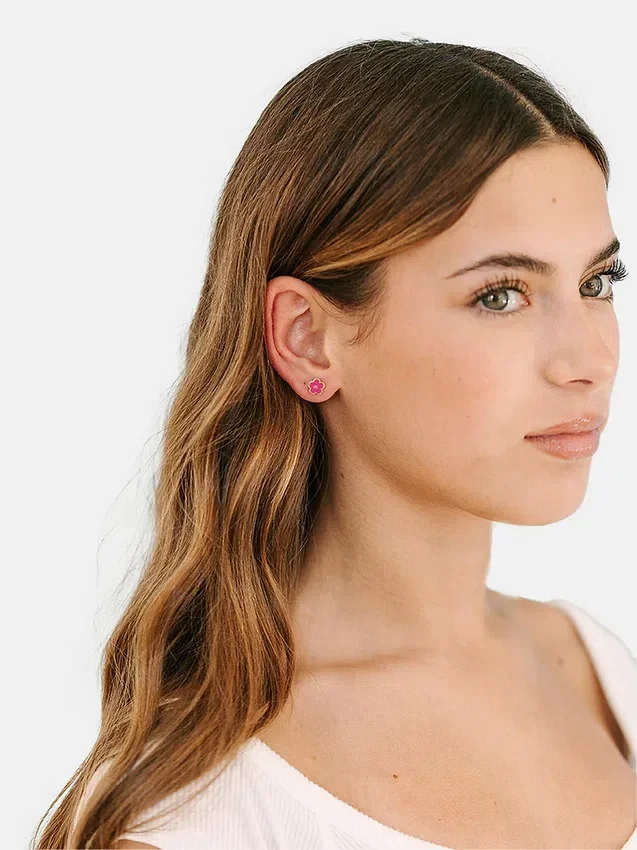 Boucles d’oreilles à vis « Fleur rose vif » de Pierced Co