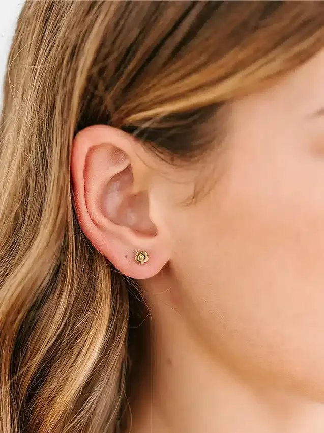 Boucles d’oreilles à vis « Petite fleur classique » de Pierced Co