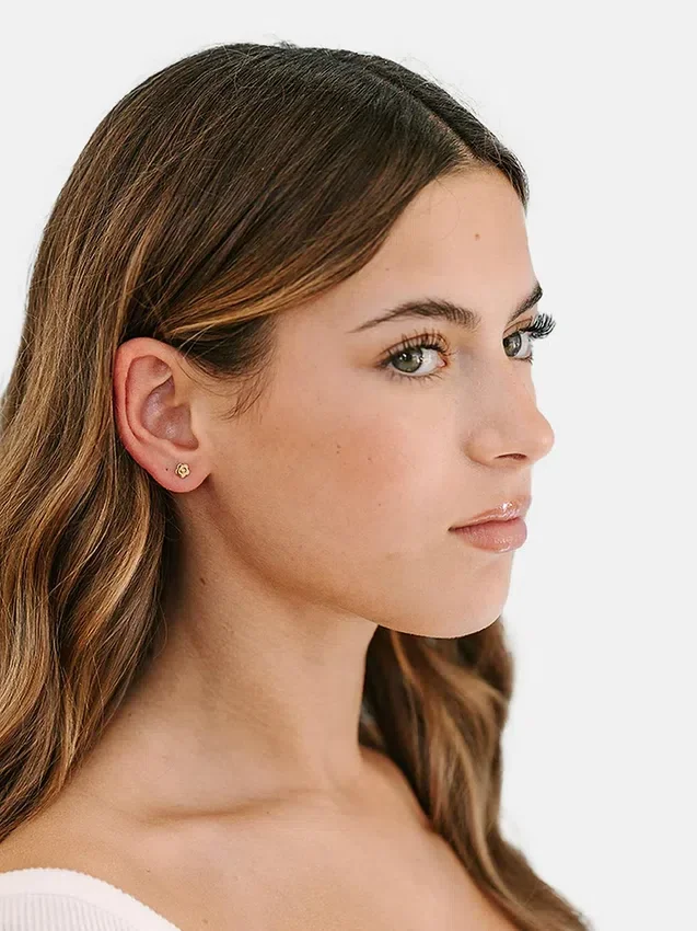 Boucles d’oreilles à vis « Petite fleur classique » de Pierced Co