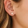 Boucles d’oreilles à vis « Tiny Peachy Heart » de Pierced Co