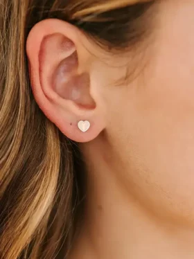 Boucles d’oreilles à vis « Tiny Peachy Heart » de Pierced Co