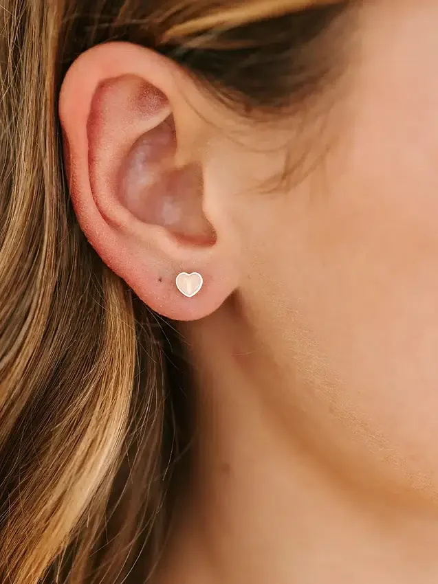Boucles d’oreilles à vis « Tiny Peachy Heart » de Pierced Co