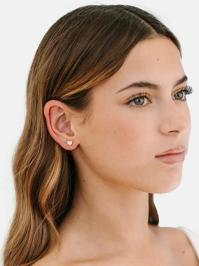 Boucles d’oreilles à vis « Tiny Peachy Heart » de Pierced Co