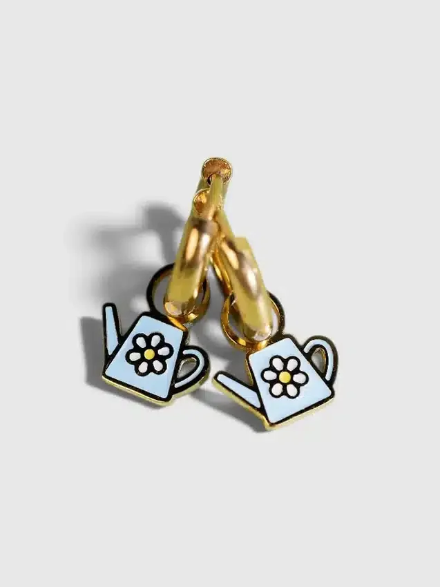 Breloques « arrosoir » de Pierced Co pour boucles d’oreilles Huggie