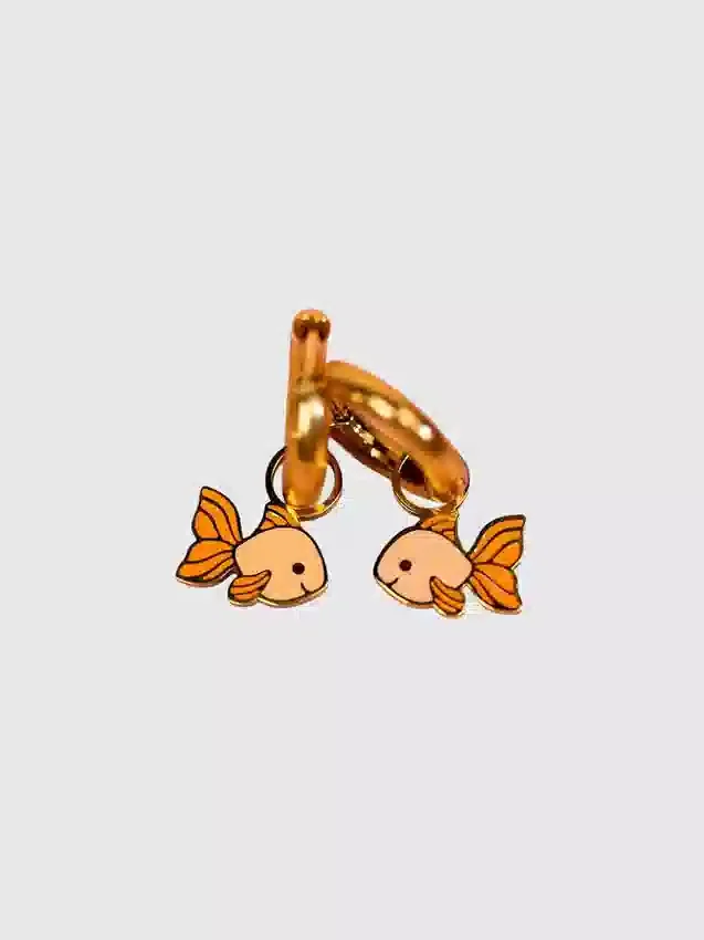 Breloques en forme de poissons rouges en or pour boucles d’oreilles Huggie