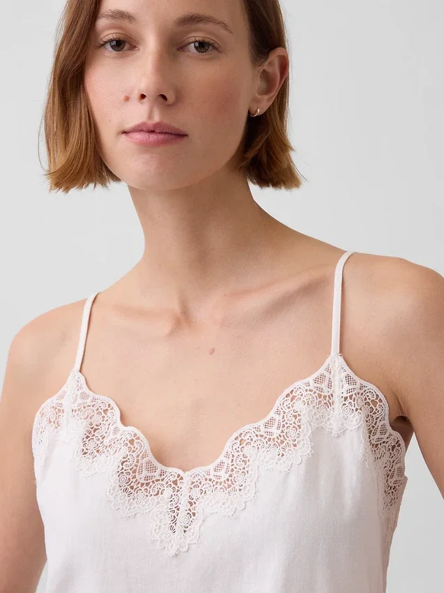 Caraco en mélange de lin avec bordures en dentelle