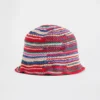 Chapeau bob en tricot rayé