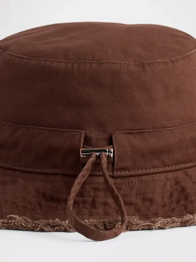 Chapeau de pêche effiloché
