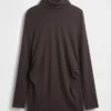 Chemise de maternité moderne à col roulé
