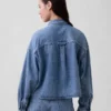Chemise oversize en denim ultra-doux à ourlet droit et coupe courte