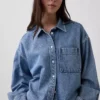 Chemise oversize en denim ultra-doux à ourlet droit et coupe courte