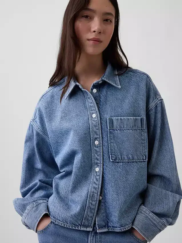 Chemise oversize en denim ultra-doux à ourlet droit et coupe courte