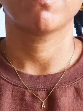 Collier délicat à initiale en or Admiral Row