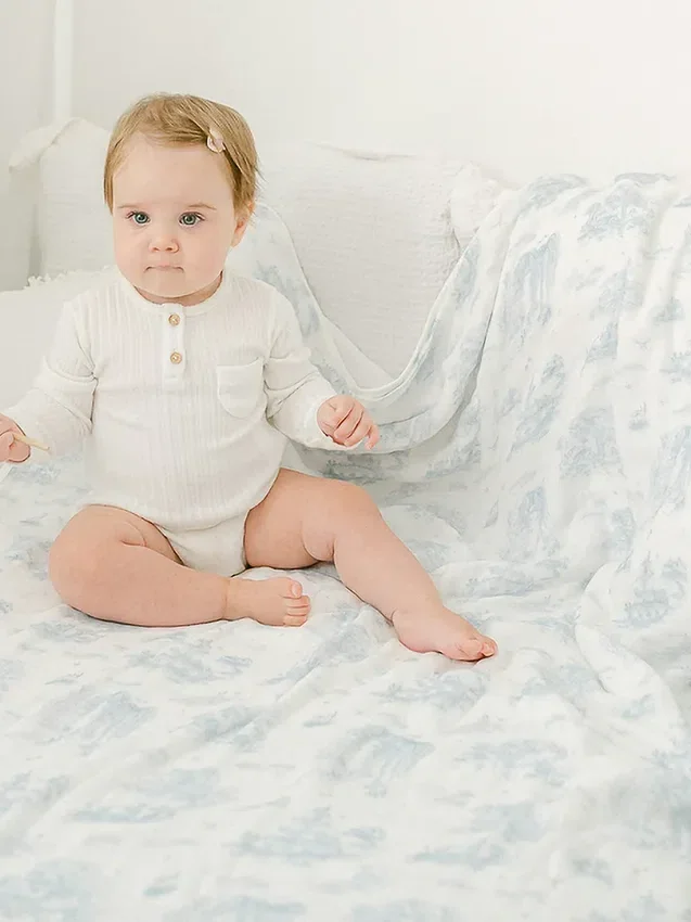Couverture pour bébé en bambou « Spring Toile » de The Gilded Bird