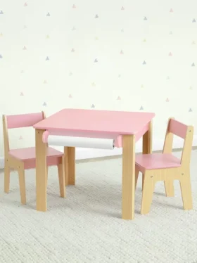 Ensemble comprenant une table et deux chaises pour tout-petits