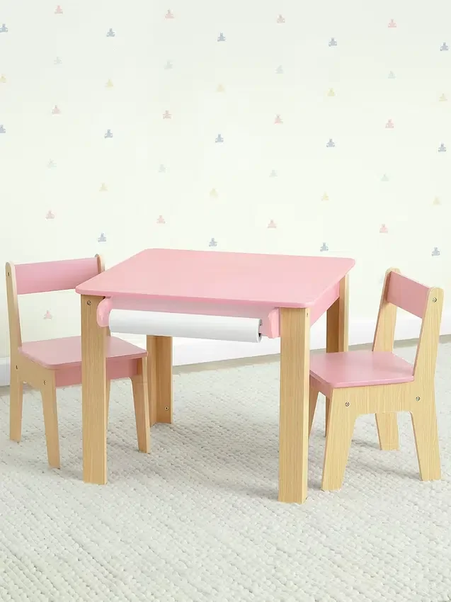 Ensemble comprenant une table et deux chaises pour tout-petits