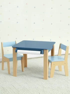 Ensemble comprenant une table et deux chaises pour tout-petits