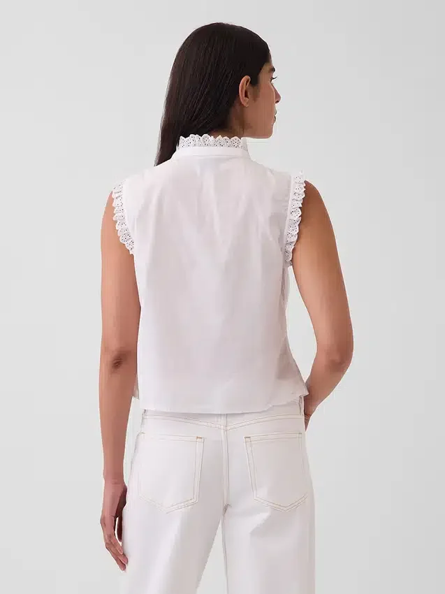 Haut à boutons avec plis creux et bordure en dentelle
