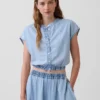 Haut court en denim à manches courtes et boutons sur le devant