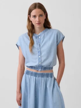 Haut court en denim à manches courtes et boutons sur le devant