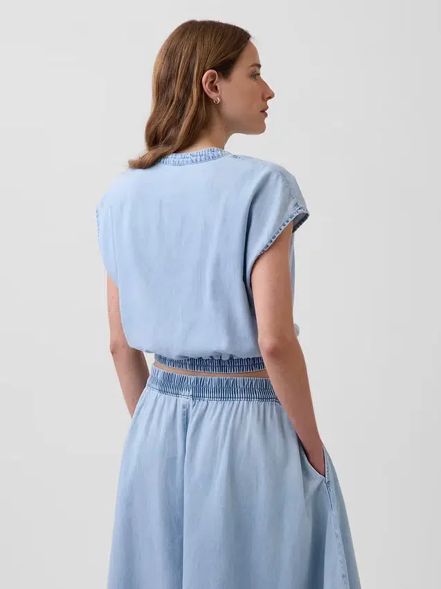 Haut court en denim à manches courtes et boutons sur le devant
