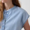 Haut court en denim à manches courtes et boutons sur le devant