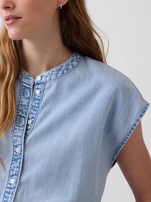 Haut court en denim à manches courtes et boutons sur le devant