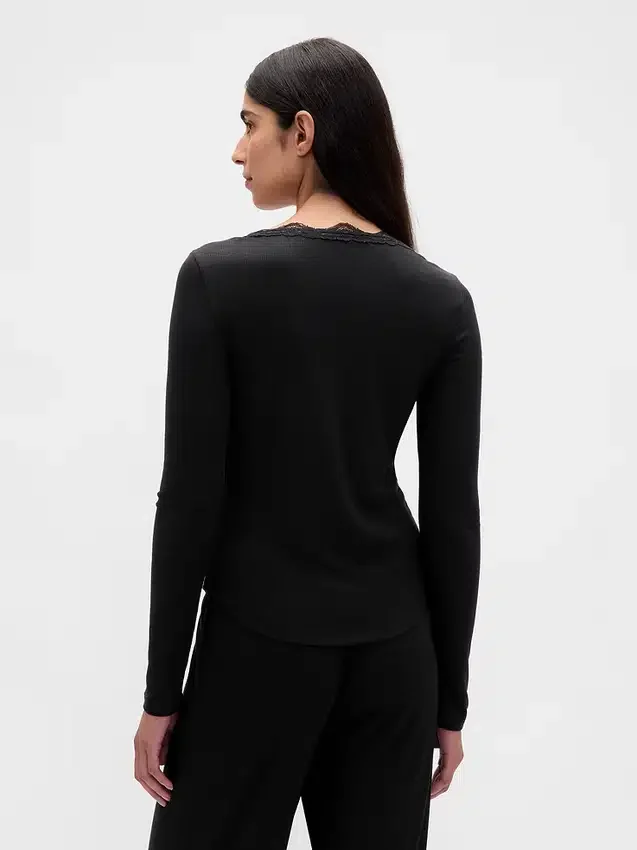 Haut de pyjama à fines côtes et bordure en dentelle