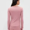 Haut de pyjama à fines côtes et bordure en dentelle