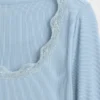 Haut de pyjama à fines côtes et bordure en dentelle
