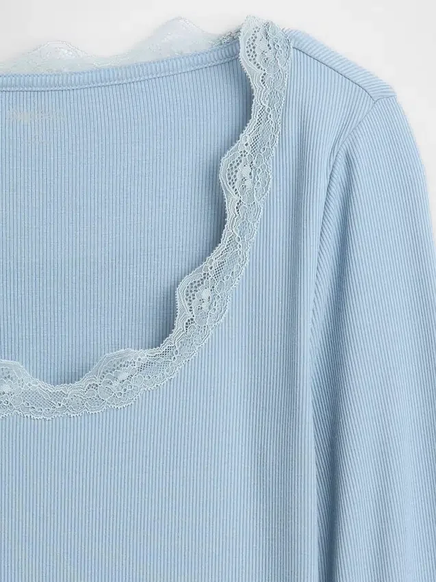 Haut de pyjama à fines côtes et bordure en dentelle