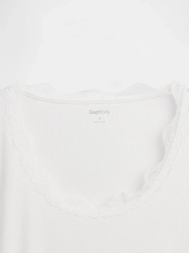 Haut de pyjama à fines côtes et bordure en dentelle