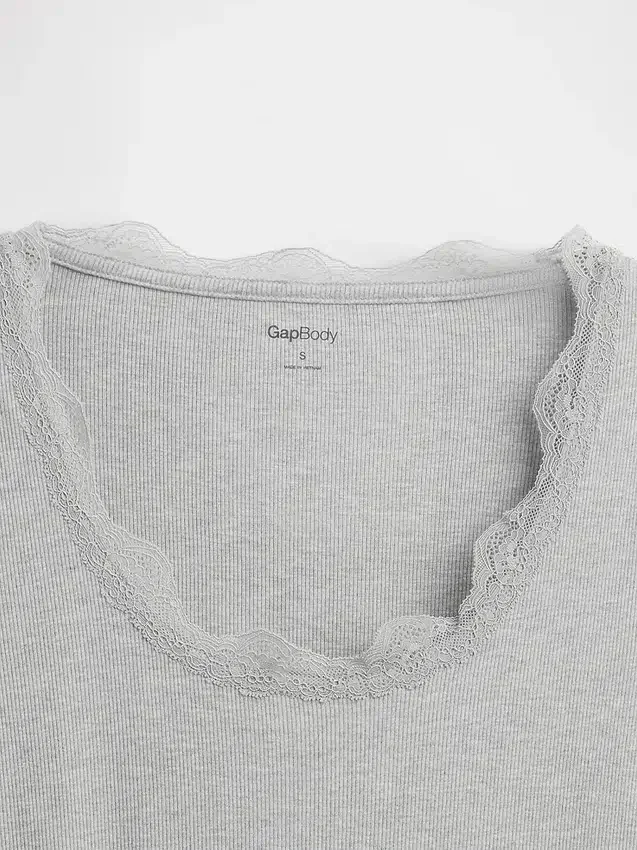 Haut de pyjama à fines côtes et bordure en dentelle
