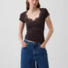Haut moderne à bordures en dentelle