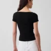 Haut moderne à bordures en dentelle