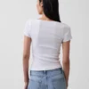 Haut moderne à bordures en dentelle
