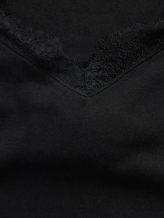 Haut moderne à bordures en dentelle