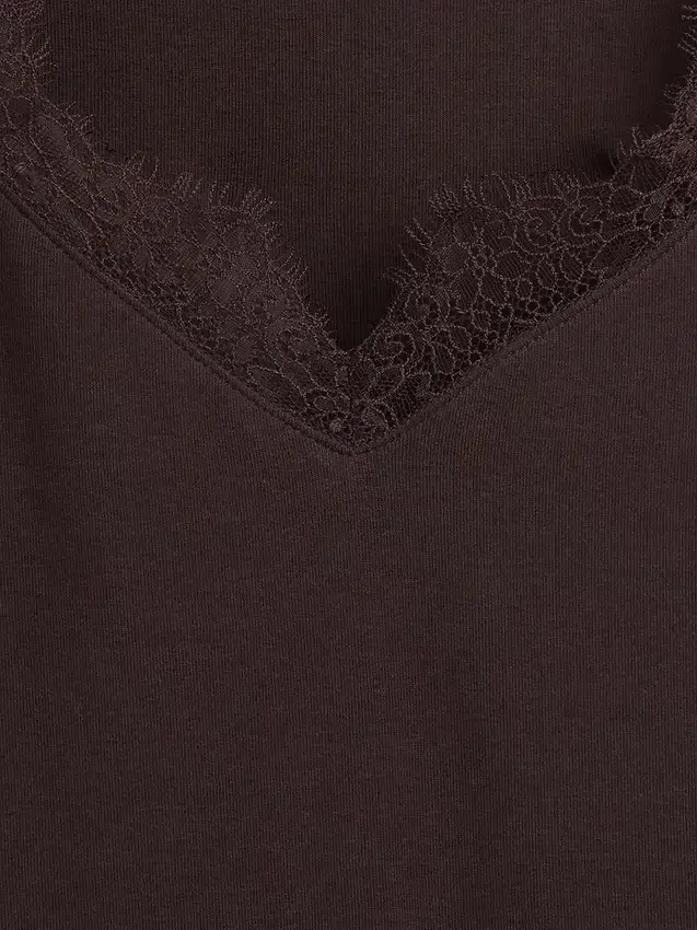 Haut moderne à bordures en dentelle